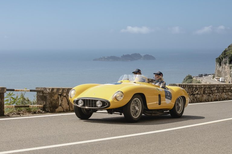 Des voitures historiques dans les rues de Sorrente