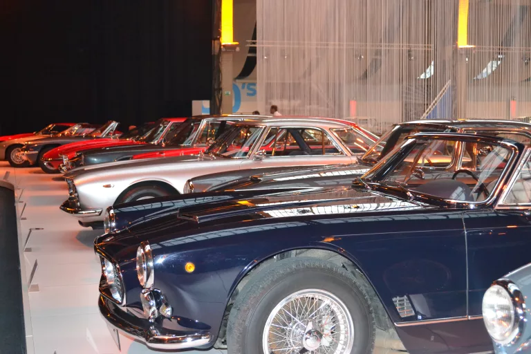 Autoworld fête les 100 ans du trident