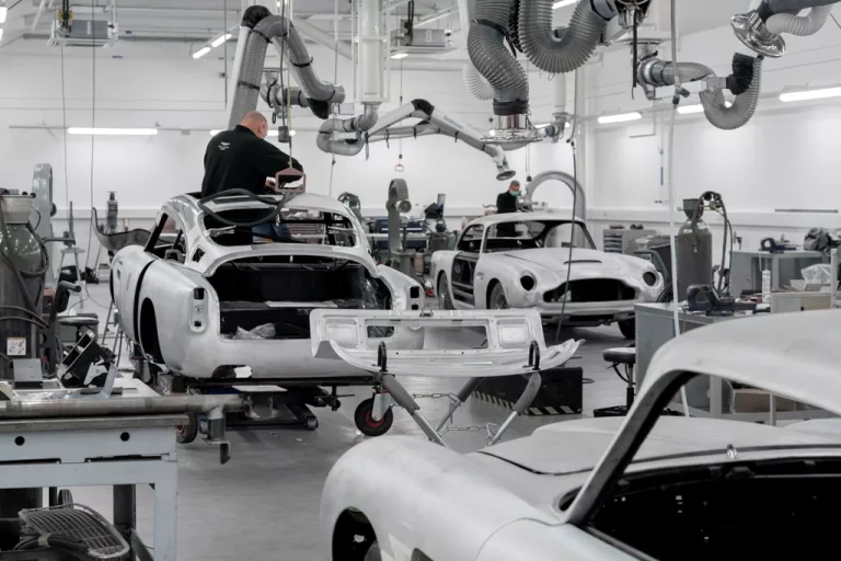 Aston-Martin va combler 25 apprentis James Bond